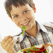 Junge isst Salat