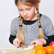 Mädchen hilft beim Kochen